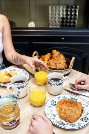 Päivittäinen mannermainen aamiainen (15 EUR per henkilö)