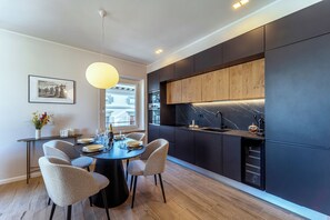 Frigorífico, microondas, horno y placa de cocina