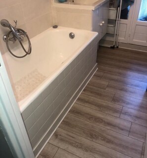 Haartrockner, Handtücher, Seife, Toilettenpapier