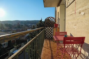 Outdoor dining - Beautiful new apartment for 4 people. Wifi, air conditioning, parking, balcony (Aix-en-Provence)
