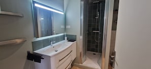 Shower, eco-friendly toiletries, hair dryer, towels - Beautiful new apartment for 4 people. Wifi, air conditioning, parking, balcony (Aix-en-Provence)