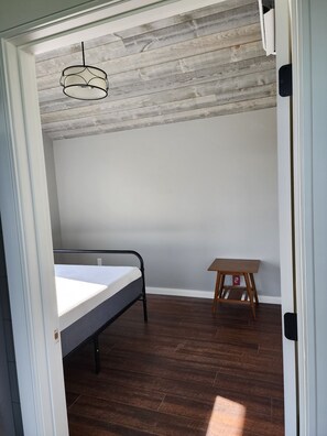 2 bedrooms, free WiFi, bed sheets - Small cottage house, centered on 100 acres surround by hills, lake, and cattle.  (Brooks)