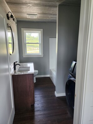 Hair dryer, towels, toilet paper - Small cottage house, centered on 100 acres surround by hills, lake, and cattle.  (Brooks)