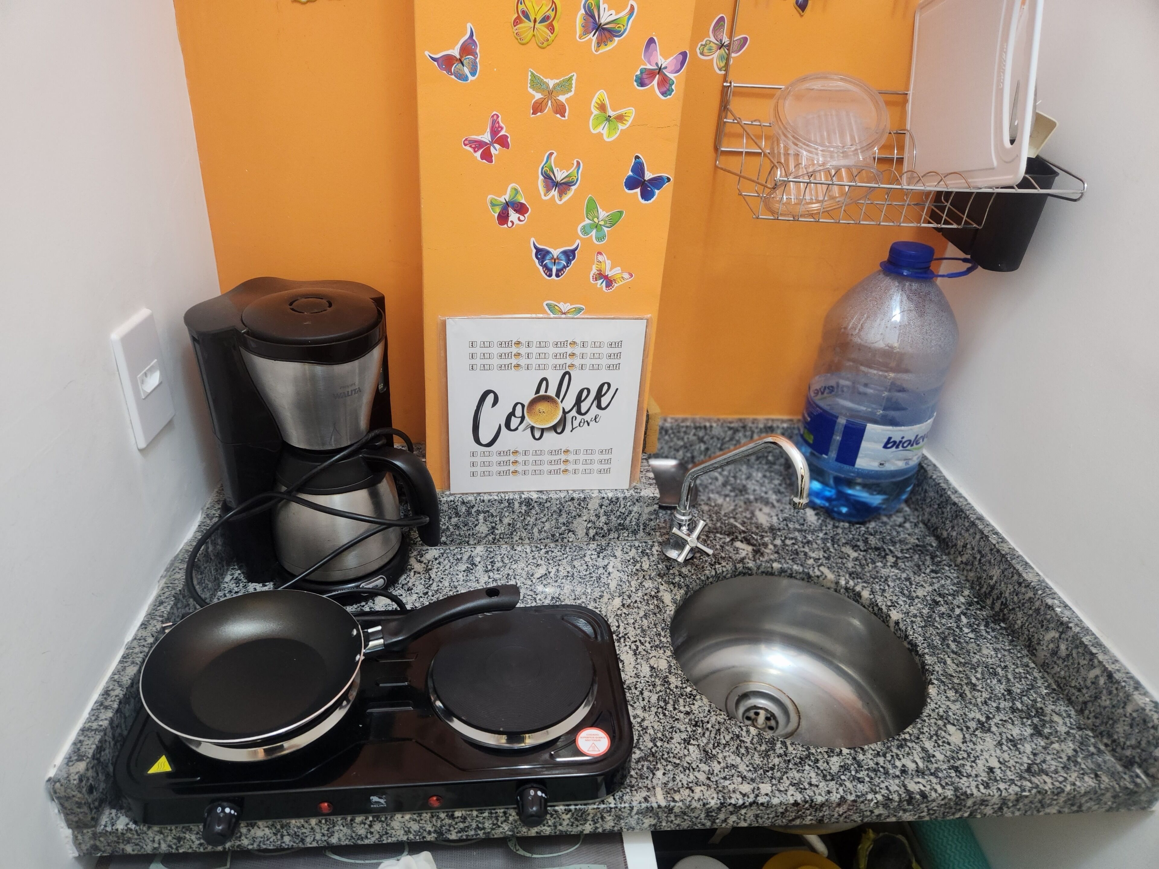 Kühlschrank, Mikrowelle, Herdplatte, Wasserkocher mit Kaffee-/Teezubehör