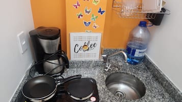 Geladeira, micro-ondas, cooktop, cafeteira/chaleira