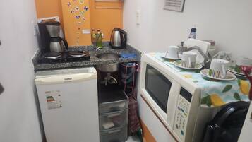 Geladeira, micro-ondas, cooktop, cafeteira/chaleira
