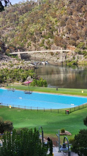 Luxurious 3 bedroom apartment in prime central location