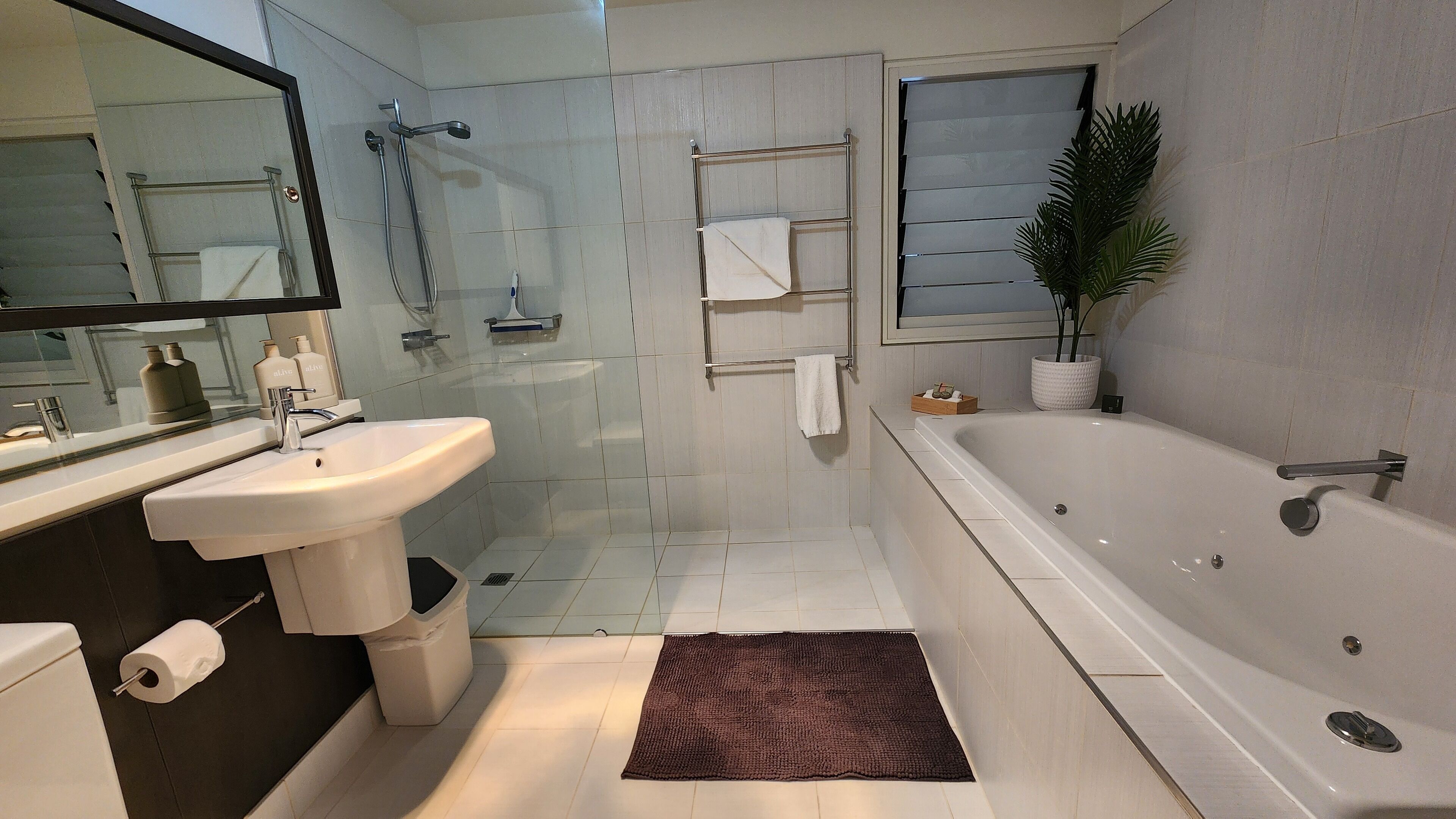 Douche, baignoire à jets, sèche-cheveux, serviettes fournies
