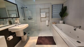 Dusche, Whirlpool, Haartrockner, Handtücher