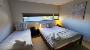 3 bedrooms, iron/ironing board, WiFi, bed sheets - Luxurious 3 bedroom apartment in prime central location (Launceston)