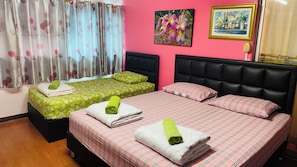 Triple Room | โต๊ะทำงาน, พื้นที่ทำงานแบบใช้แล็ปท็อป, ผ้าม่านกันแสง, ผ้าปูที่นอน