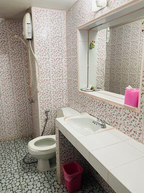 Studio | Bathroom | Bathtub, towels