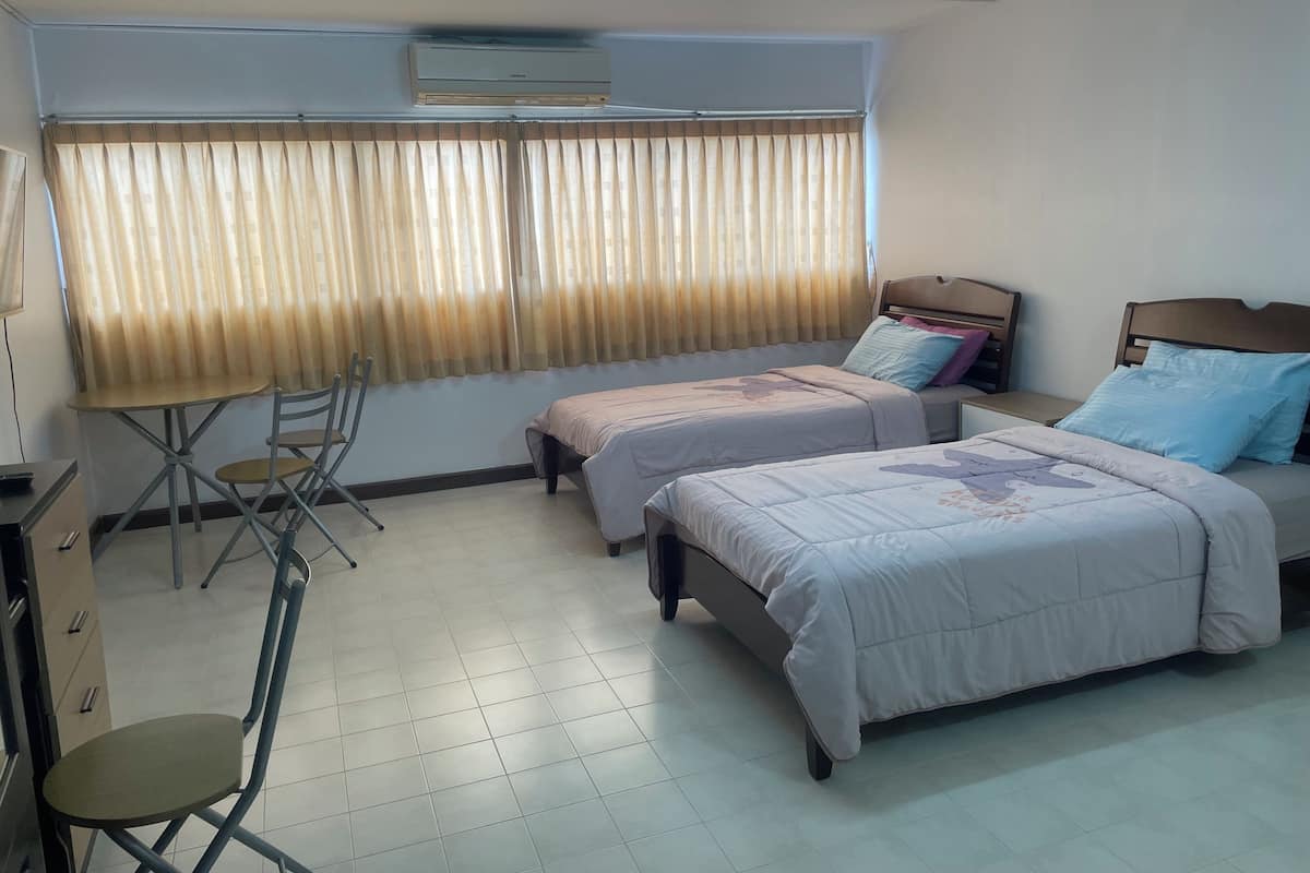 Twin Bed | Escritorio, espacio para trabajar con un portátil, cortinas opacas