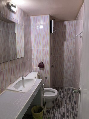 A bathroom with a sink, toilet, and shower. - Impact Muangthong C1-C9 by Anna (Pak Kret)