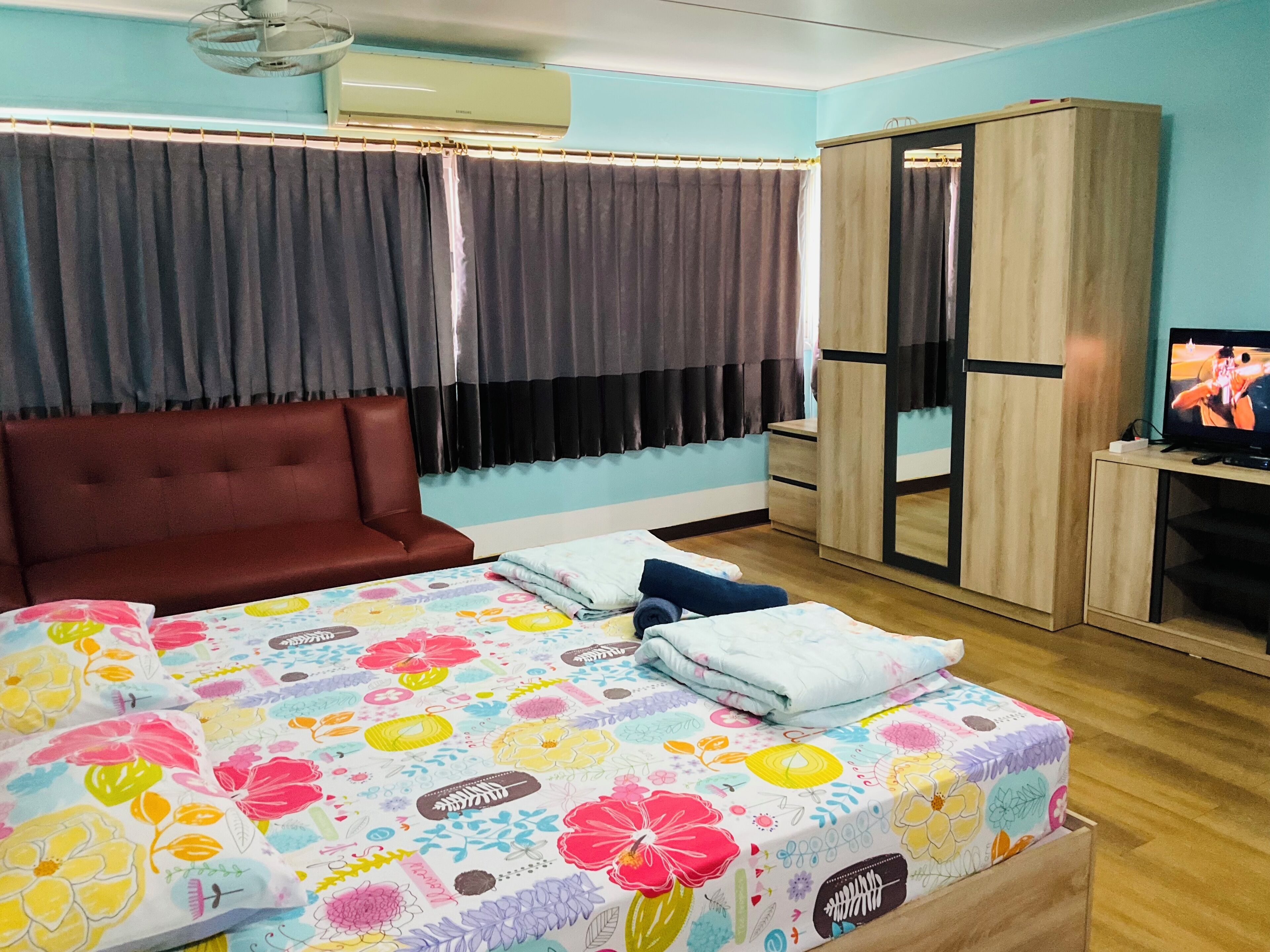 Studio | Meja kerja, ruang kerja ramah laptop, dan tirai kedap cahaya