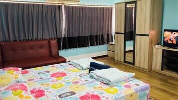 Studio | Meja kerja, ruang kerja ramah laptop, dan tirai kedap cahaya