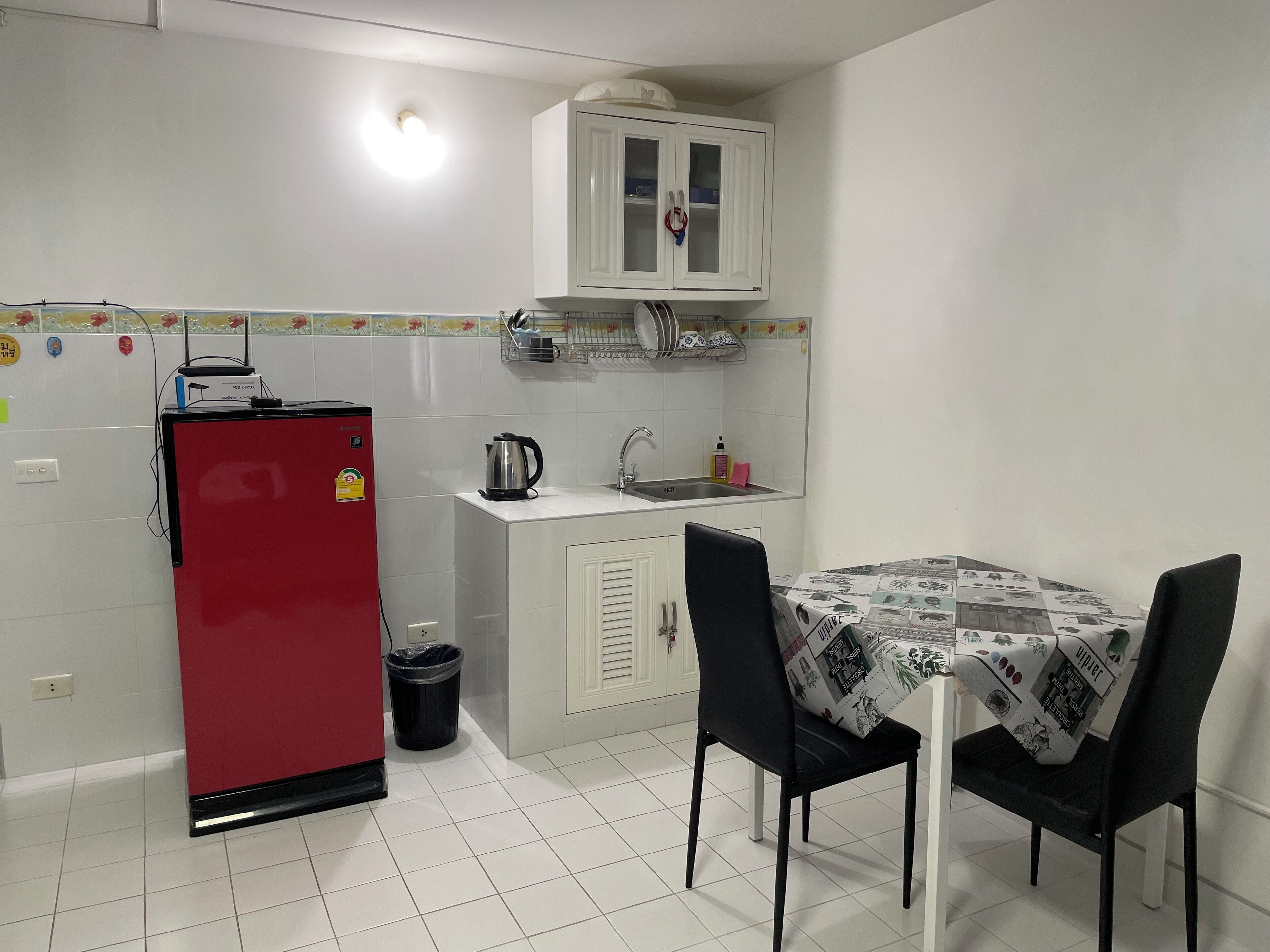 One bedroom king bed | Dapur pribadi | Peralatan masak/sendok-piring dan meja makan