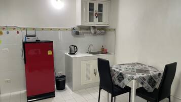 One bedroom king bed | Dapur pribadi | Peralatan masak/sendok-piring dan meja makan