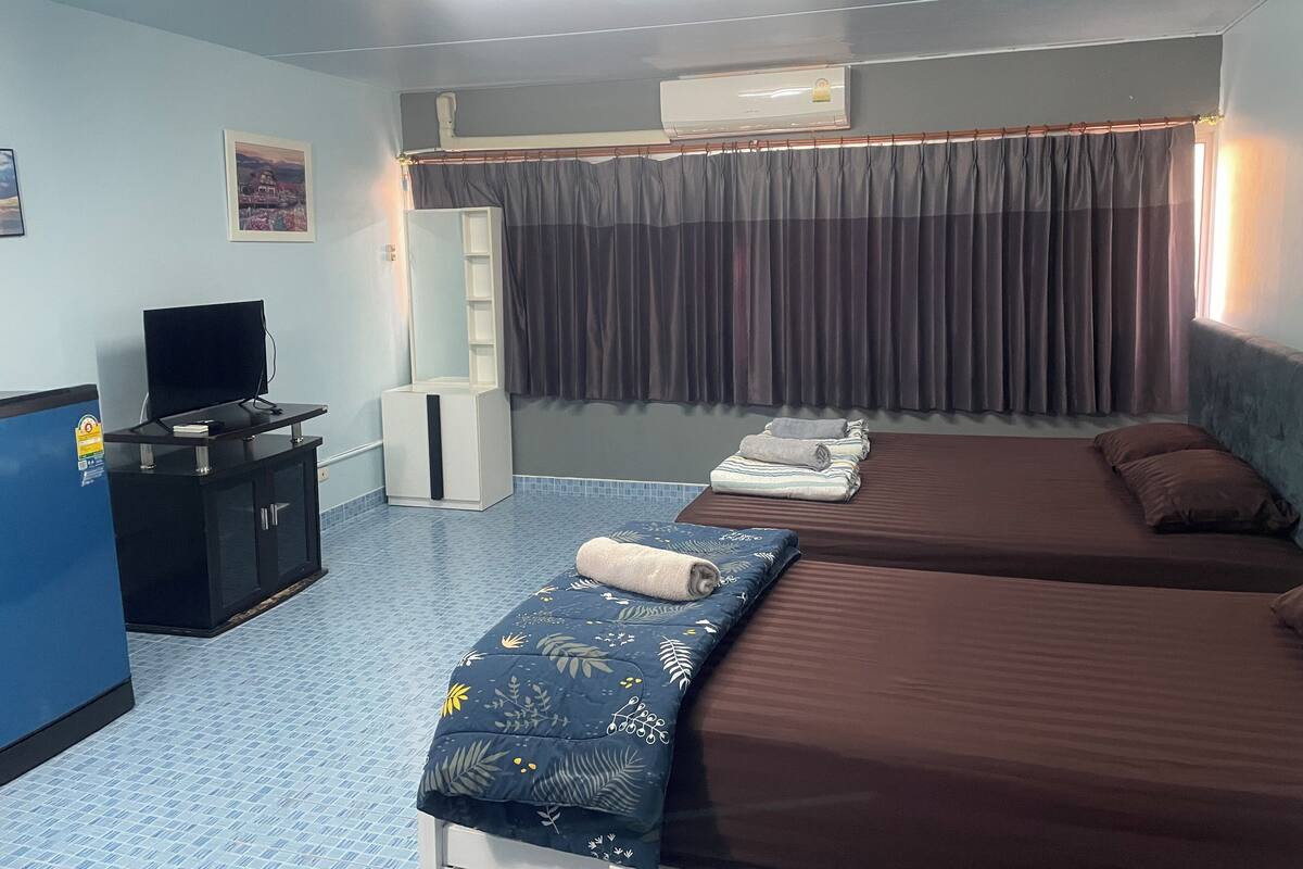 Escritorio, espacio para trabajar con un portátil, cortinas opacas