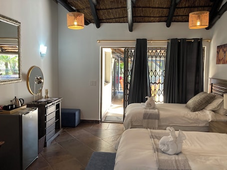 华丽双人房或双床房, 私人浴室, 泳池景观 | 客房内保险箱、办公桌、笔记本电脑工作区