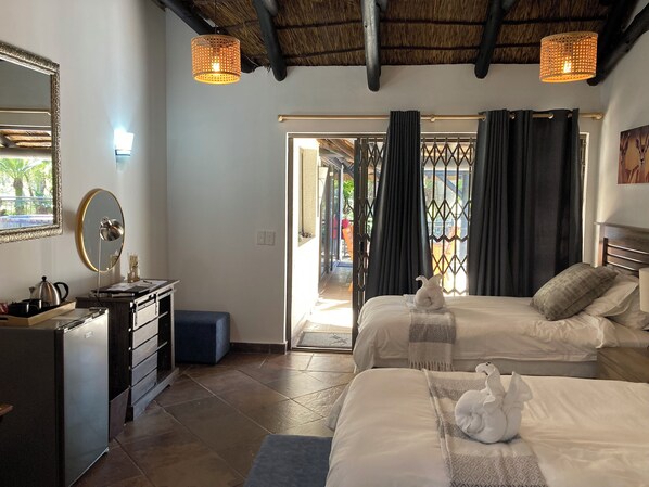 Habitación Deluxe con 1 cama matrimonial o 2 individuales, baño privado, vista a la alberca | Caja de seguridad en la habitación y escritorio