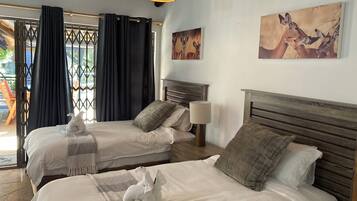 Chambre Deluxe Double ou avec lits jumeaux, salle de bains privée, vue piscine