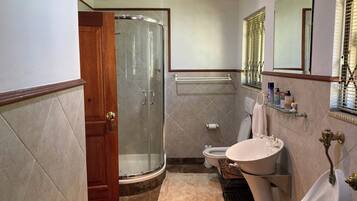 Chambre Deluxe Double ou avec lits jumeaux, salle de bains privée, vue piscine | Salle de bain