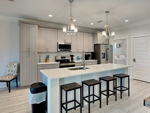 Hus - flera sängar - uteplats - utsikt mot trädgården ( SeaEsta) | Eget kök | Kylskåp, mikrovågsugn, ugn och spishäll