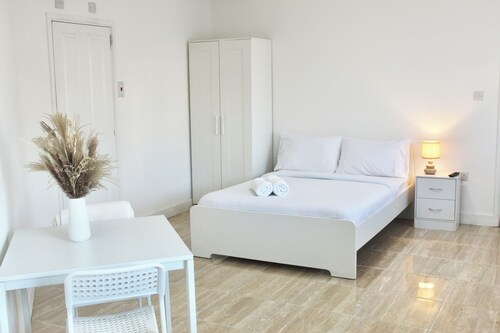 Cosy studio near NEC BHX Resorts World 