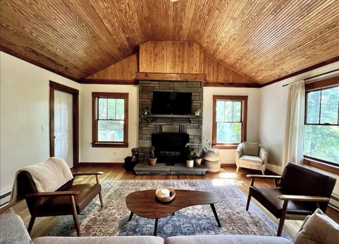 Creekside cottage--dog friendly!