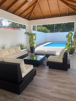 Una piscina al aire libre