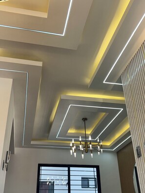 Apartamento Confort | Zona de estar | Smart TV de 65 pulgadas con canales por cable