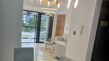 Apartamento conforto | Área de estar | Smart TV 65 polegadas com canais a cabo