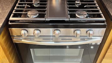 Appartamento Comfort | Cucina privata | Frigorifero con congelatore, microonde, piano cottura, lavastoviglie