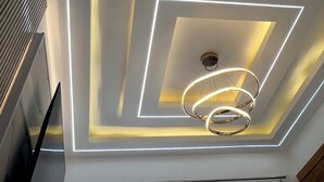A ceiling with geometric light patterns and a central circular light fixture. - Ático de lujos  (Santiago de los Caballeros)