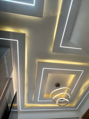 Apartamento Confort | Zona de estar | Smart TV de 65 pulgadas con canales por cable