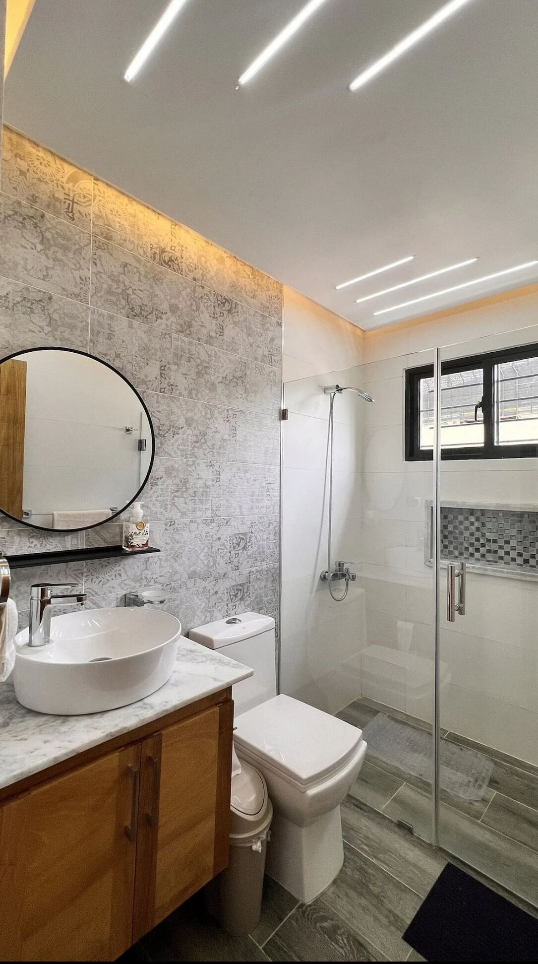 Comfort appartement | Badkamer | Een haardroger, handdoeken, zeep, shampoo