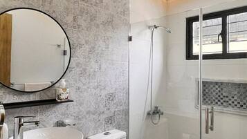 Comfort appartement | Badkamer | Een haardroger, handdoeken, zeep, shampoo