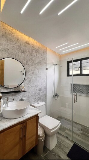 Comfort Apartment | Bathroom | Hair dryer, towels, soap, shampoo