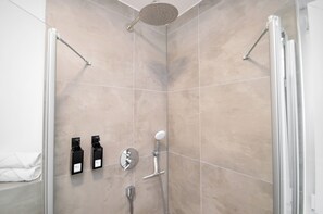 Hair dryer, towels, soap, toilet paper - Stil und Komfort Terrasse - Parkplatz (Bielefeld)