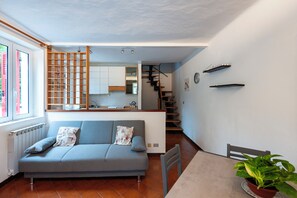 하우스, 정원 전망 | 거실 공간 | 디지털 채널 시청이 가능한 35인치 스마트 TV