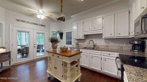 冰箱、微波炉、烤箱、炉灶