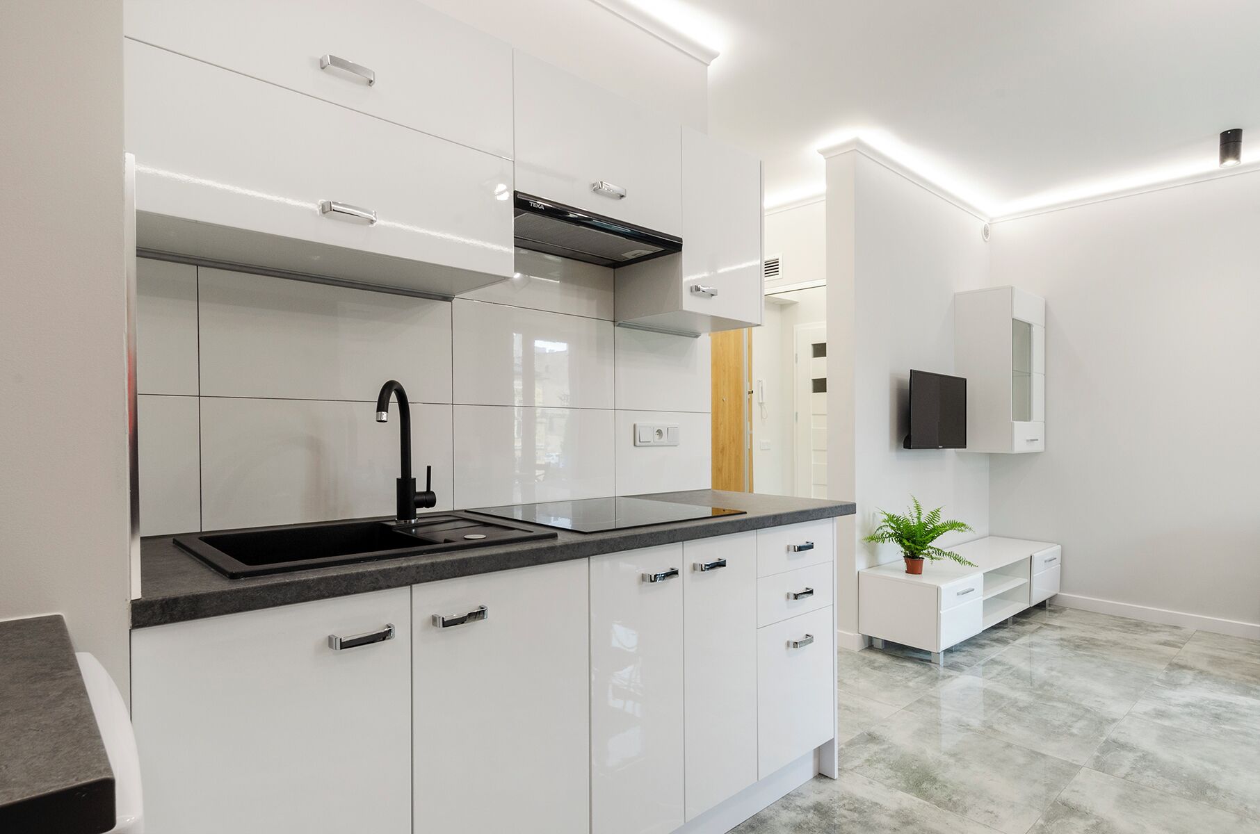 Stovetop, electric kettle, griddle, spices