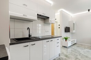 Kokeplater, vannkoker, steketakke og krydder