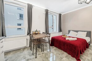 Classic apartman, kilátással a városra | 1 hálószoba, sötétítőfüggöny, hangszigetelés és vasaló/vasalódeszka
