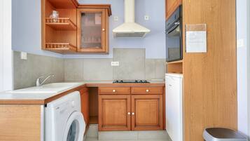 Réfrigérateur, micro-ondes, four, cafetiÚre/bouilloire