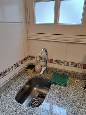 Toalhas de banho, sabonete, papel higiênico 