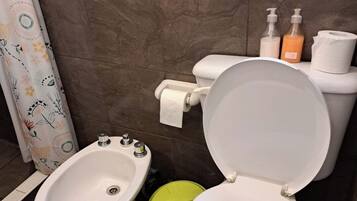 Toallas, jabón, papel higiénico