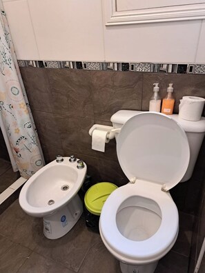 Toallas, jabón y papel higiénico