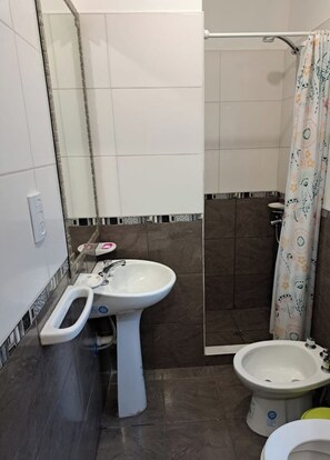 Toalhas de banho, sabonete, papel higiênico 